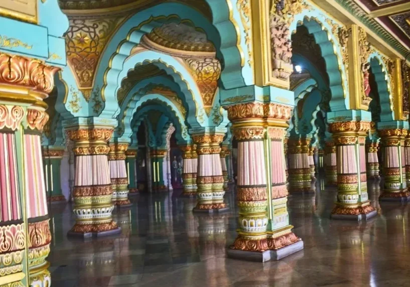 rs=w_1920,m (6) Ornate palace hall with colorful pillars.